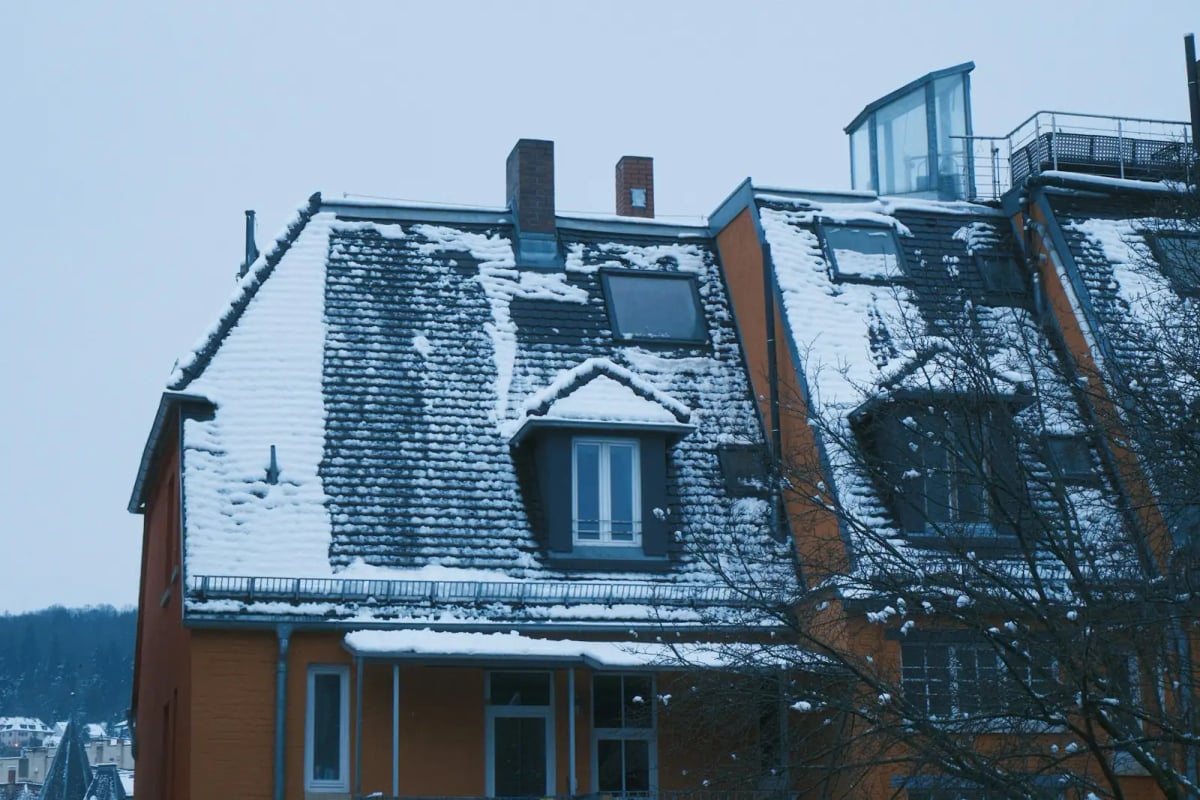 Zasnežené strechy európskych domov