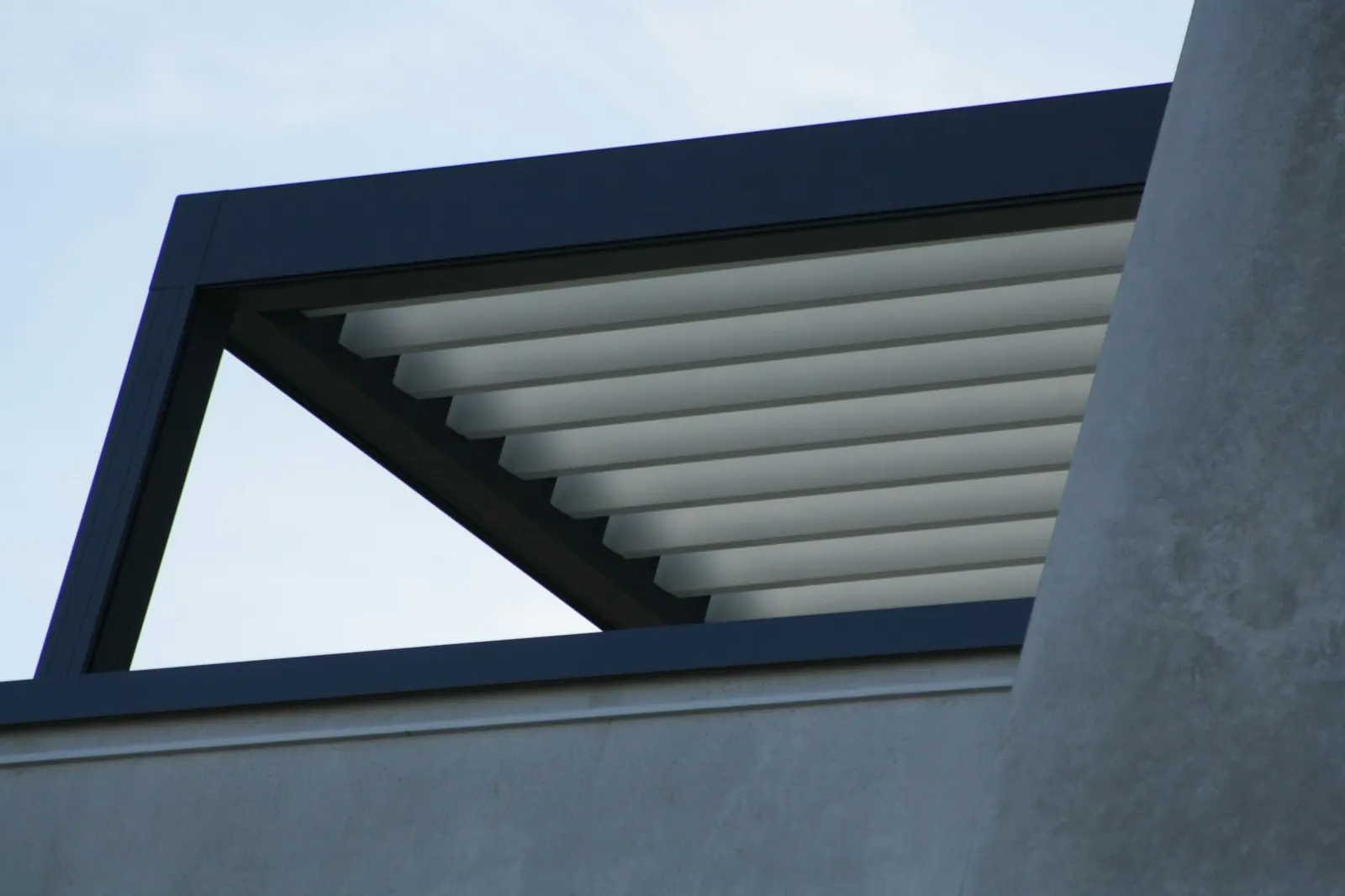 Detail of an aluminium pergola with adjustable louvres