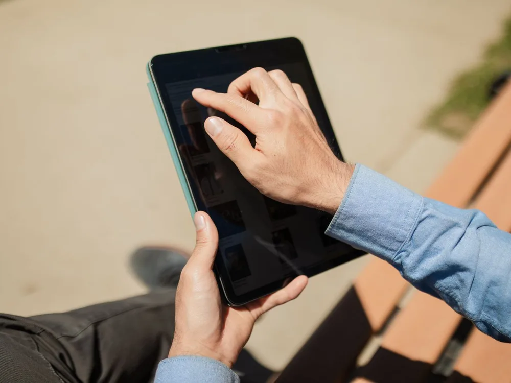 Zákazník používá tablet při výběru produktu
